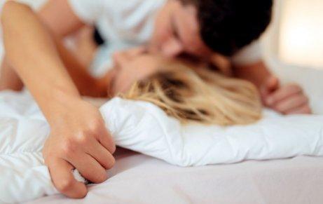 Ζευγάρι φιλιέται στο κρεβάτι