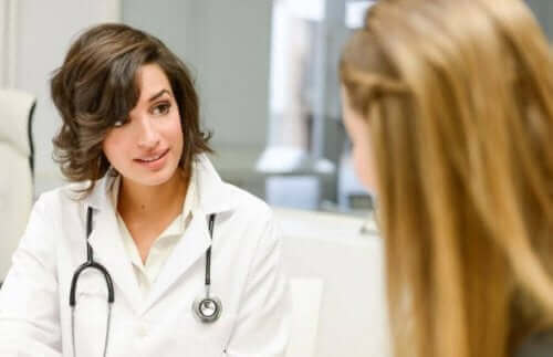 Γυναικολόγος μιλά με ασθενή