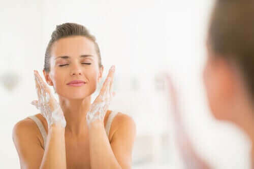 Γυναίκα πλένει το πρόσωπό της