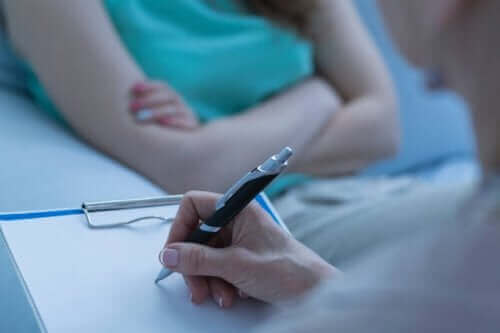 Γιατρός αξιολογεί ασθενή