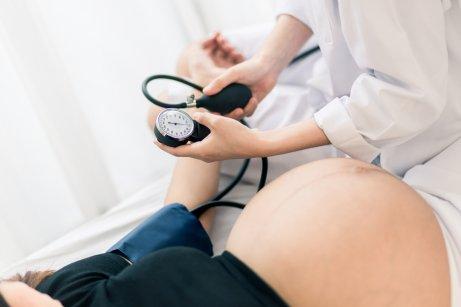 Γιατρός ελέγχει την πίεση εγκύου