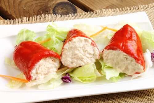 Τρεις κόκκινες γεμιστές πιπεριές σε πιάτο