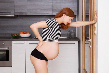 Έγκυος γυναίκα στέκεται όρθια