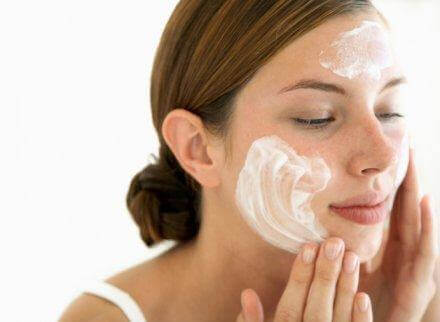 Γυναίκα καθαρίζει το πρόσωπό της με σαπούνι