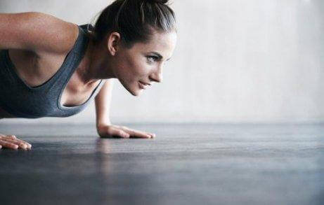 Γυναίκα κάνει έλξεις