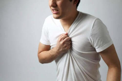 Άνδρας με πόνο στο στήθος