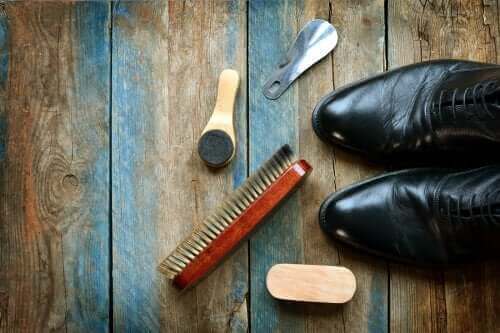 5 κόλπα για να καθαρίσετε τα δερμάτινα παπούτσια