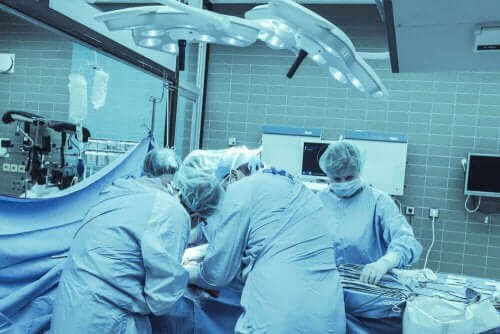 Γιατροί χειρουργούν