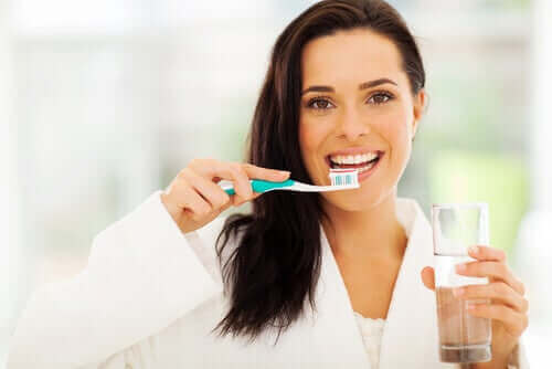 Γυναίκα βουρτσίζει τα δόντια της
