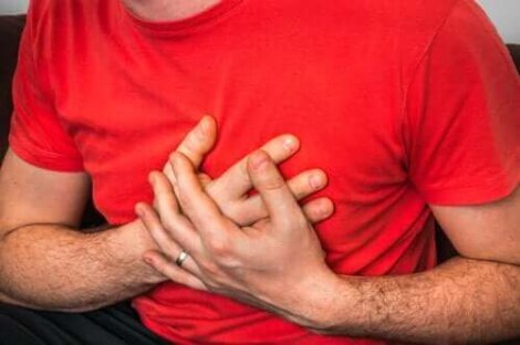 Πόνος στο στήθος όταν βήχετε: τι σημαίνει