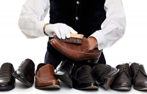 Επαγγελματίας καθαρίζει παπούτσια
