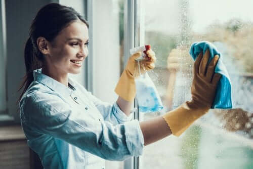 Γυναίκα καθαρίζει ένα παράθυρο
