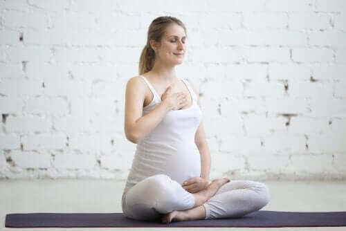 Έγκυος γυναίκα κάνει γιόγκα