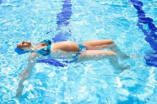Έγκυος γυναίκα σε πισίνα