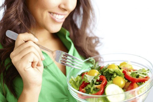 Γυναίκα τρώει σαλάτα