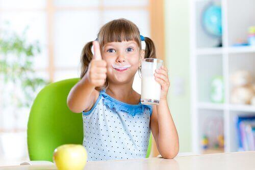 Κοριτσάκι πίνει γάλα