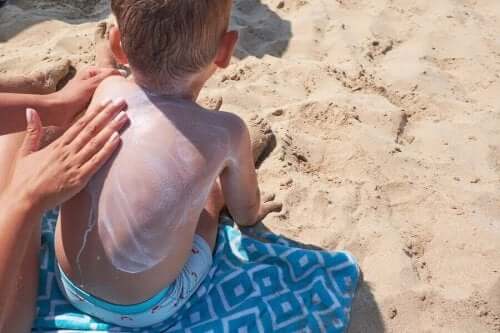 Μαμά βάζει αντηλιακό στο παιδί της