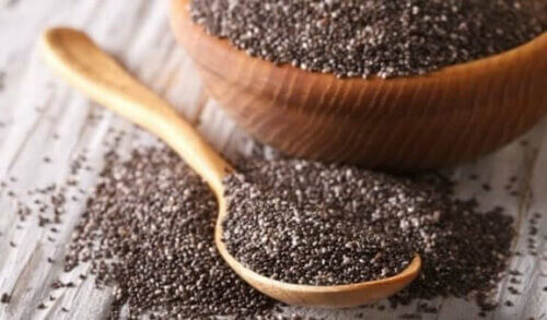 Σπόροι τσία σε μπολ και κουτάλα