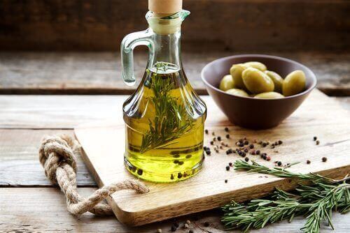 Ελαιόλαδο και ελιές