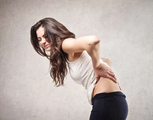 μυϊκές διατάσεις: Γυναίκα με πόνο στην πλάτη