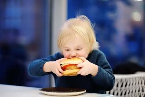 Παιδί τρώει burger