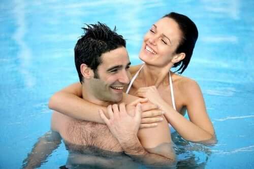 Ζευγάρι σε πισίνα