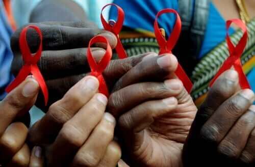 Άτομα κρατούν κορδέλα κατά του AIDS