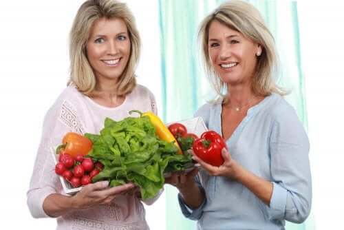 Γυναίκες κρατούν λαχανικά