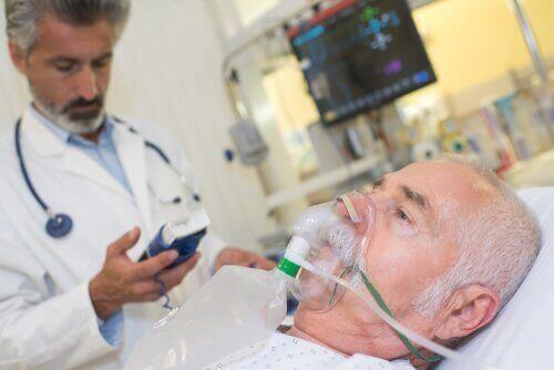 Γιατρός ελέγχει τα επίπεδα οξυγόνου σε ασθενή