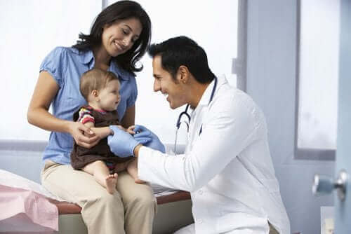 Γιατρός εξετάζει μωρό