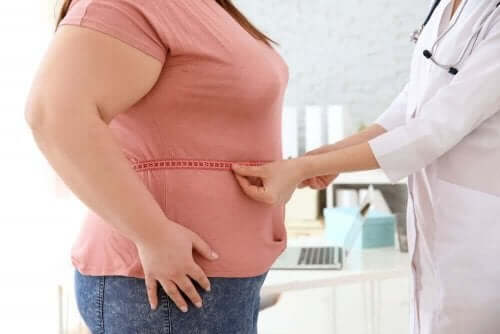 Γιατρός μετρά την περιφέρεια παχύσαρκης ασθενούς