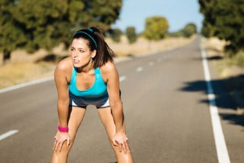 Γυναίκα κάνει διάλειμμα από το τρέξιμο