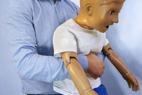 Λαβή Χάιμλιχ σε κούκλα