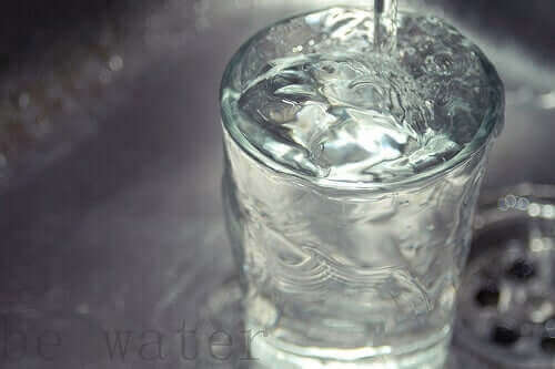 Ποτήρι με νερό