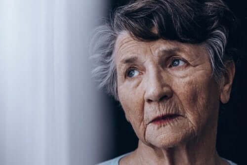 Ηλικιωμένη γυναίκα με απώλεια μνήμης