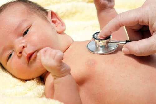 Μωρό εξετάζεται από γιατρό