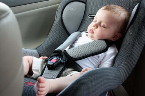 Μωρό κοιμάται στο κάθισμα αυτοκινήτου