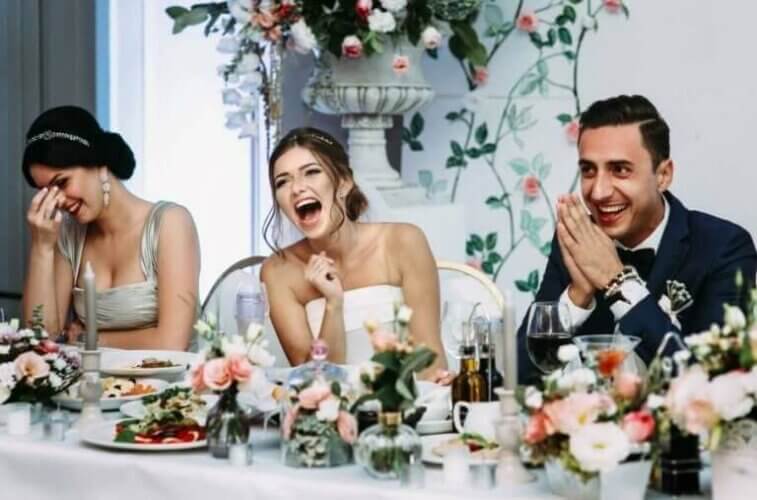 Ζευγάρι γελά στο γαμήλιο τραπέζι