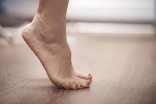 Γυναίκα στέκεται στα δάκτυλα των ποδιών της