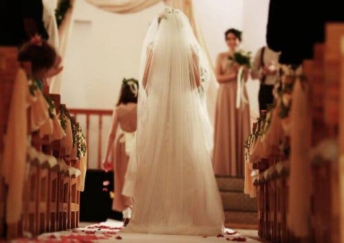 Νύφη βαδίζει στο Ιερό-μητέρα της νύφης