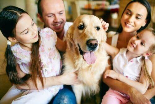 Οικογένεια με σκύλο