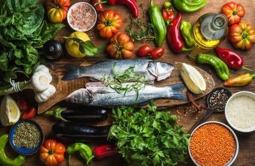 Ψάρια, λαχανικά, δημητριακά, και βότανα πάνω σε τραπέζι