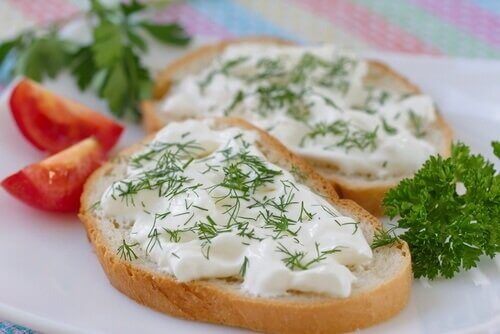 Τυρί πάνω σε φέτες ψωμιού
