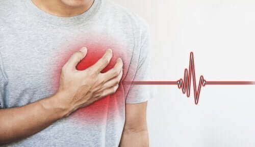 Άνδρας πιάνει το στήθος του στην περιοχή της καρδιάς