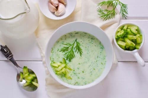 Σούπα χαμηλών θερμίδων με αγγούρι και αβοκάντο