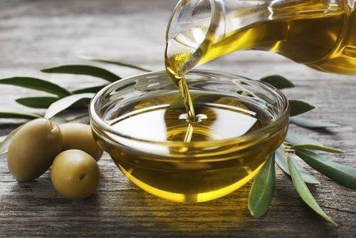 Ένα μπολ με ελαιόλαδο και δίπλα του ελιές