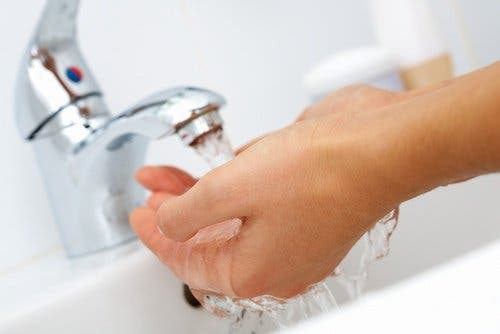 Γυναίκα πλένει τα χέρια της