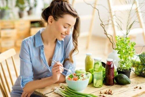 Γυναίκα τρώει σαλάτα
