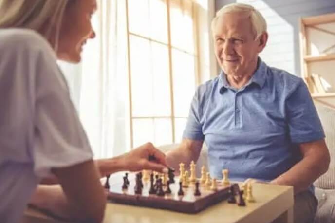 ηλικιωμένος παίζει σκάκι