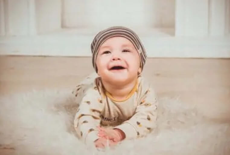 Χαρούμενο μωρό σε χαλί
